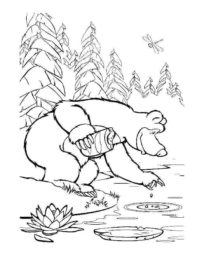 Раскраски для детей про озорную Машу из мультфильма Маша и медведь  Медведь из  маша и медведь  кормит рыбок