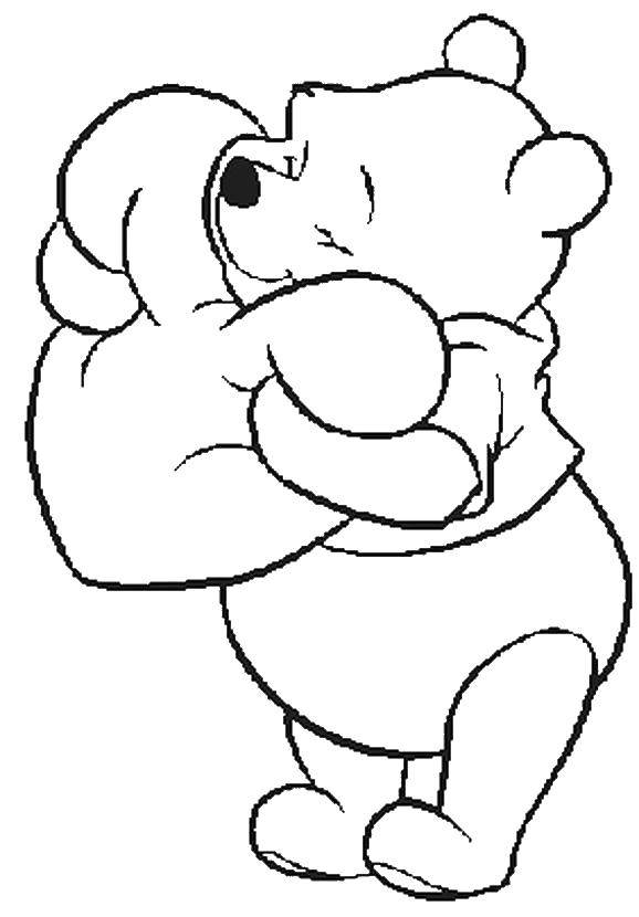 Раскраски из зарубежного мультфильма про Винни Пуха и его друзей для самых маленьких   Винни пух обнимает сердце