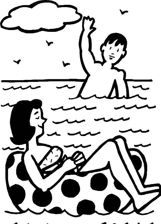 Девушка плавает на надувном матрасе. Парень машет рукой.