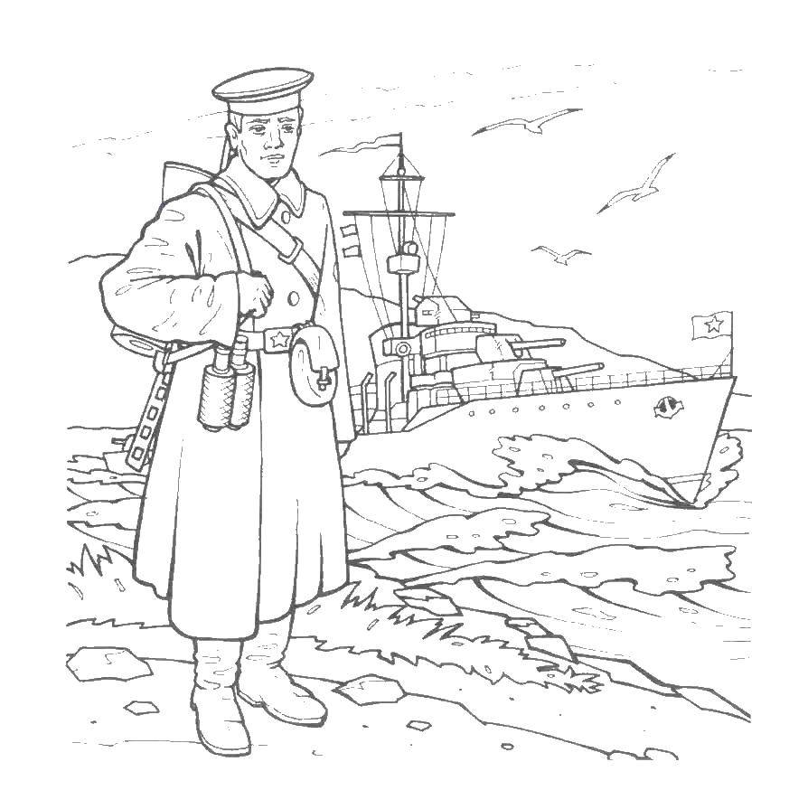 Солдат стоит на берегу моря возле корабля.