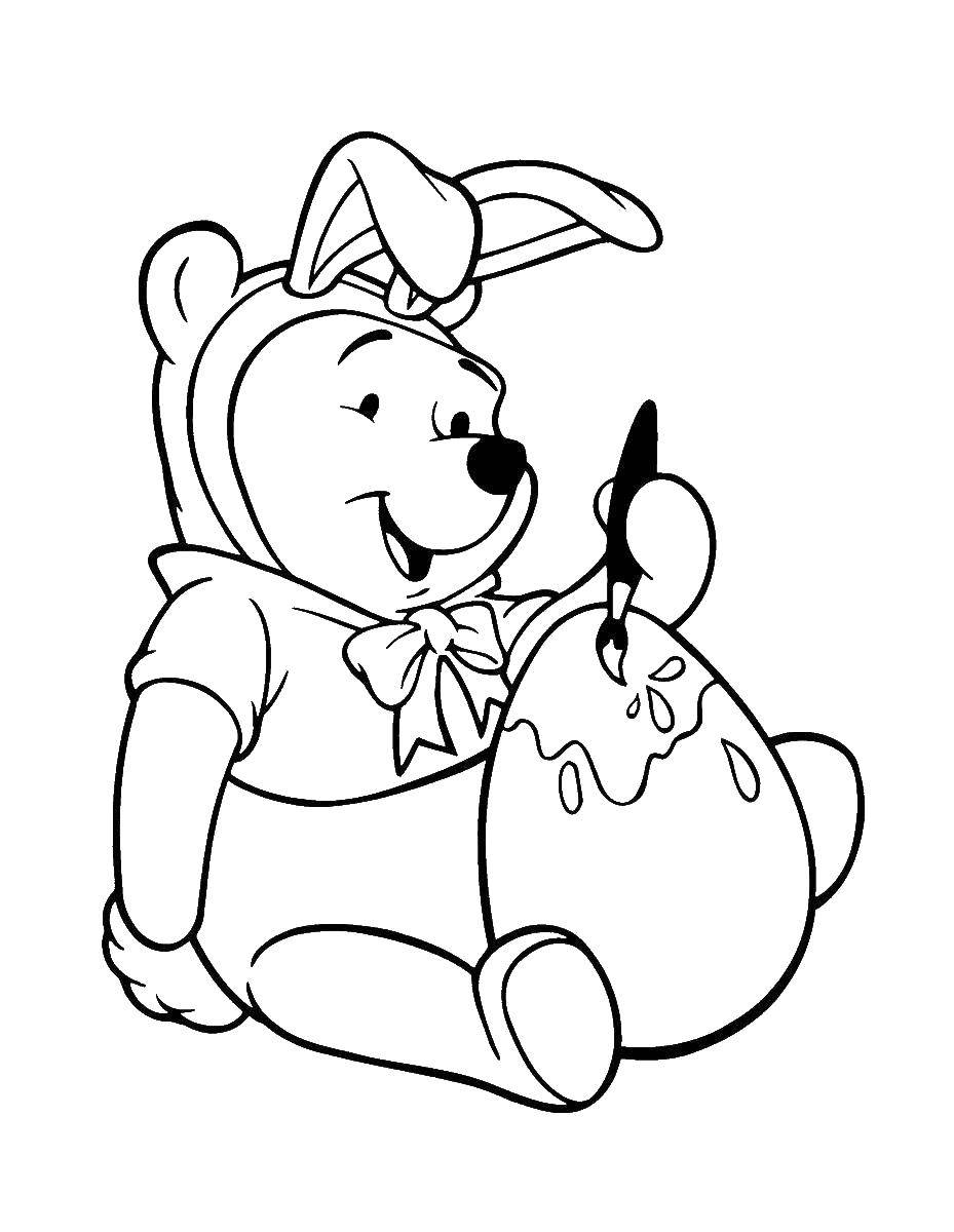 Раскраски из зарубежного мультфильма про Винни Пуха и его друзей для самых маленьких   Винни пух красит пасхальное яйцо