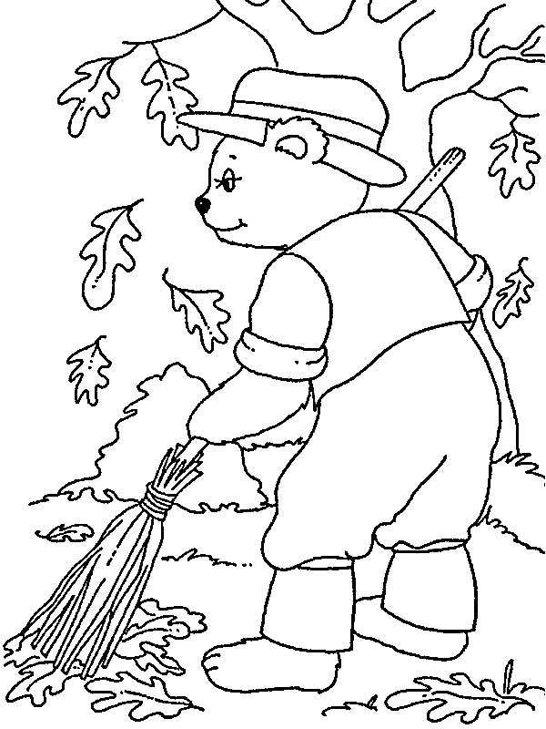  Мишка убирает листья