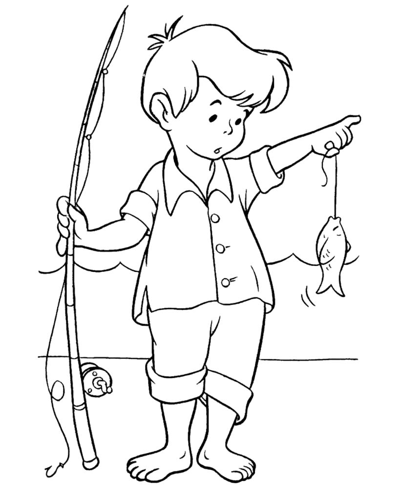  мальчик поймал маленькую рыбку