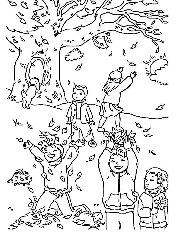 Дети играют с осенними листьями