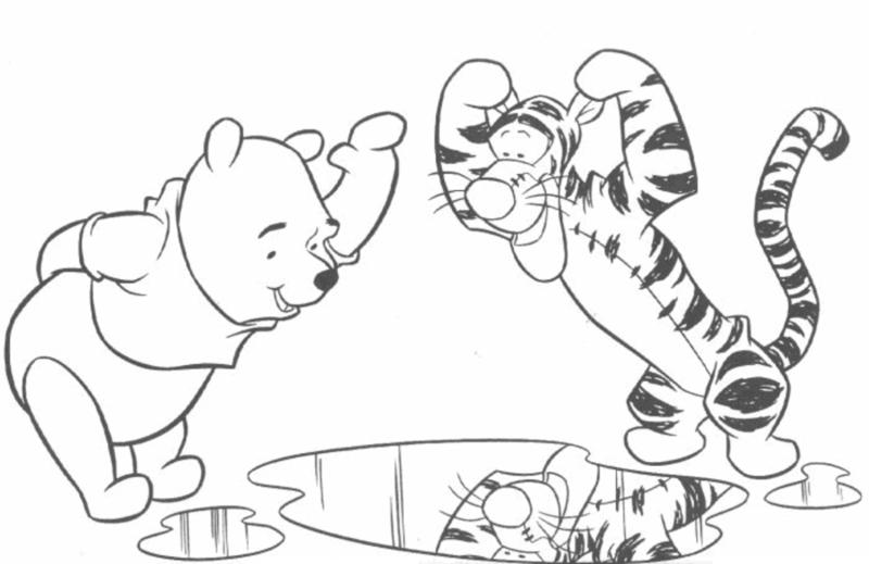 Раскраски из зарубежного мультфильма про Винни Пуха и его друзей для самых маленьких   Раскраски винни пух и тигруля смотрятся в лужи