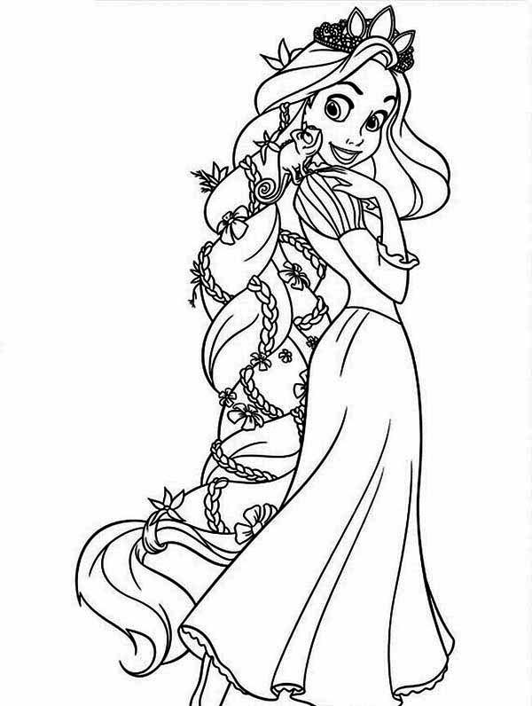  Принцесса Рапунцель смотрит на своего хамелеона сидящего на плече